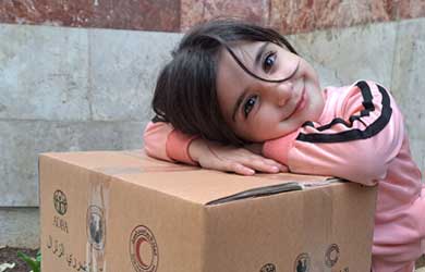 Mädchen aus Syrien freut sich über Hilfspaket Mädchen aus Syrien freut sich über Hilfspaket